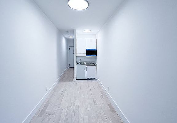5th image of 206 W 21st St APT 5