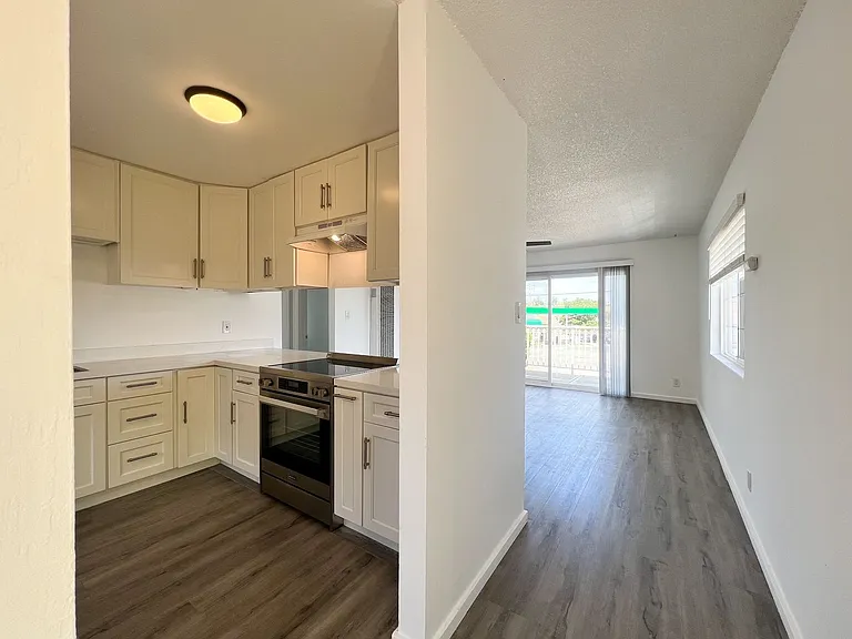 577 Freeway Dr — Photo 4