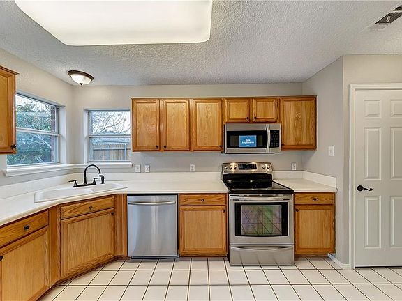 4th image of 900 Comiskey Ct