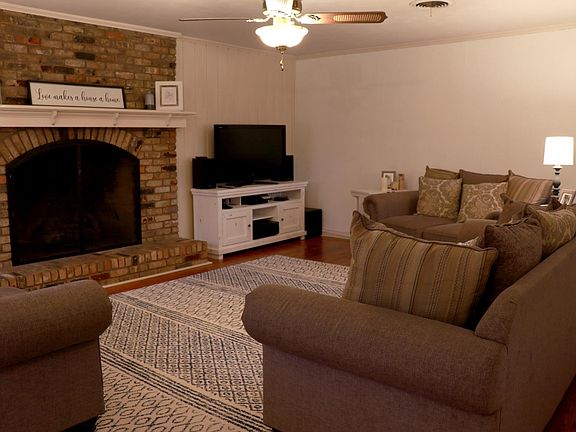 3rd image of 2508 Royal Ln