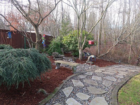 Rockstone walkway from backyard