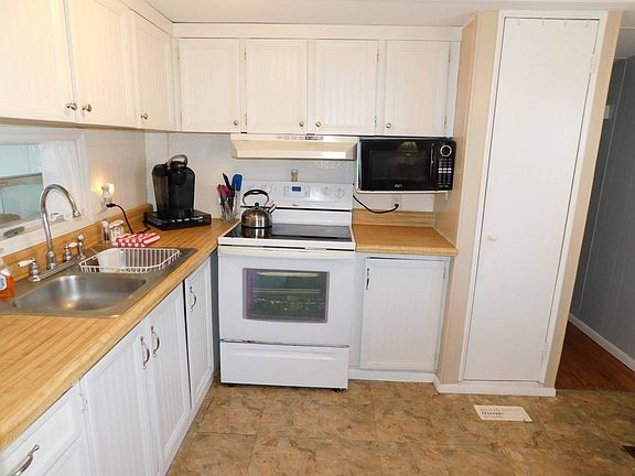 4th image of 11221 Bluebird Dr