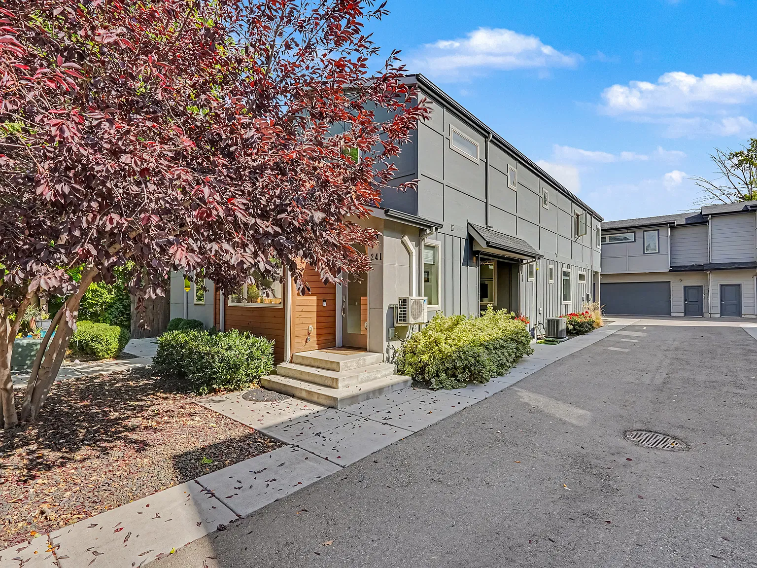 3 bed, 2.5 bath, 1900 sqft, $3,195 — Photo 3