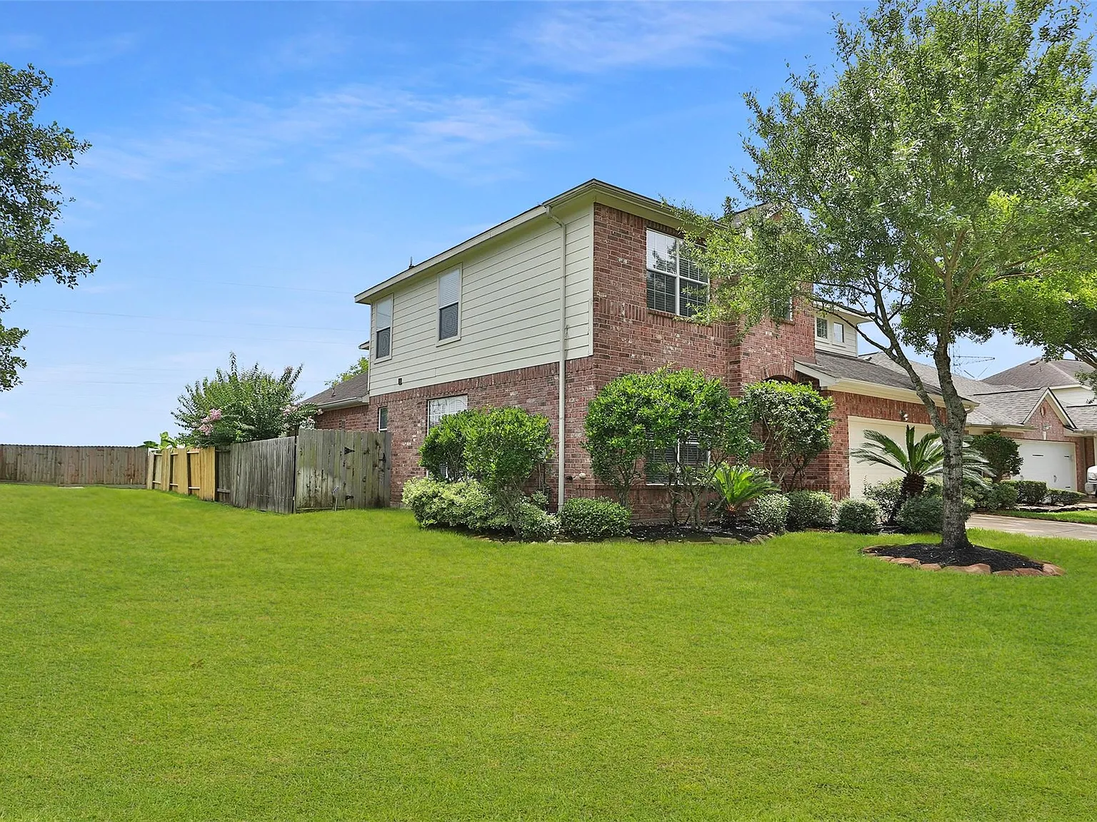 4 bed, 2.5 bath, 2786 sqft, $2,500 — Photo 2