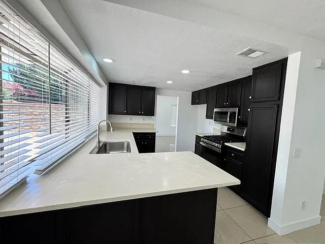 1630 Suffolk Ct — Photo 2