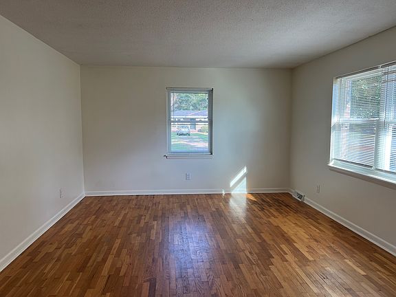 4th image of 157 Darby St
