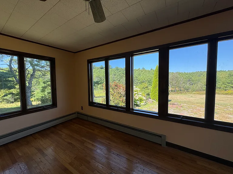 428 Middle Rd — Photo 18