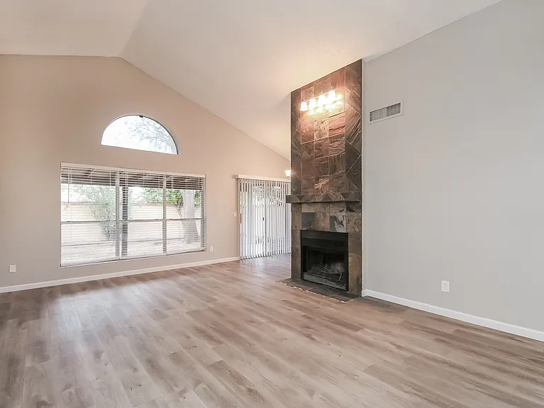 1712 N Apache Dr — Photo 3