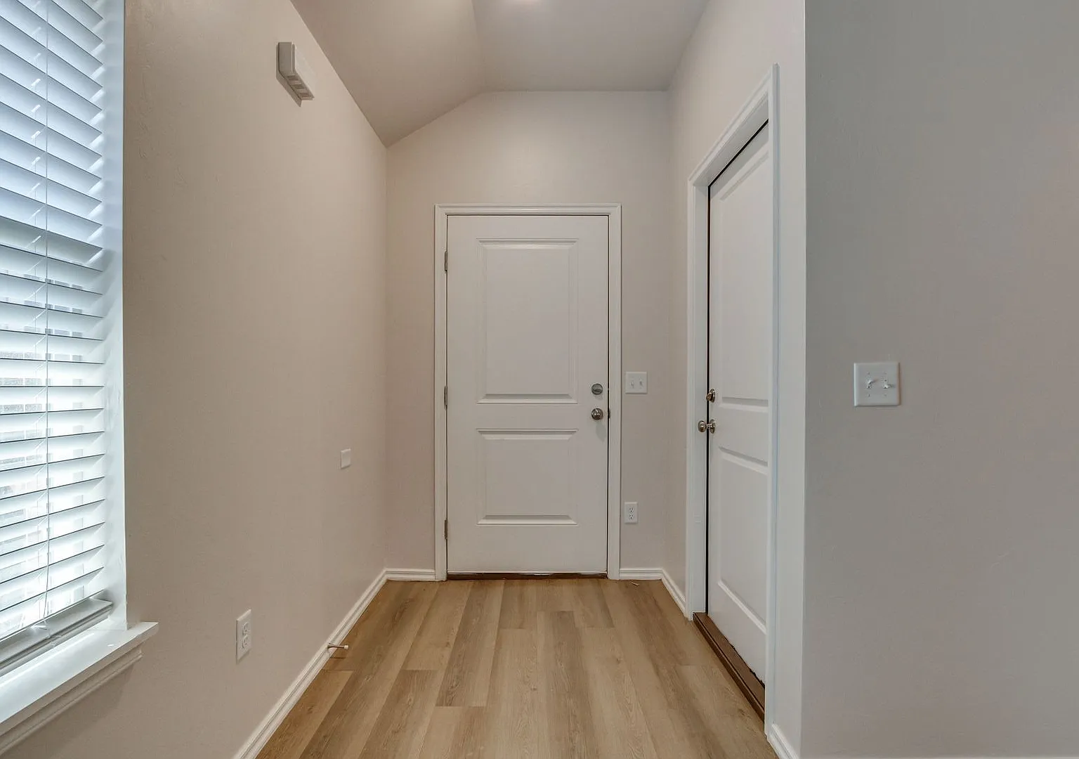 3 Bedroom 2 Bathroom Duplex in the Heart of Bethany — Photo 3