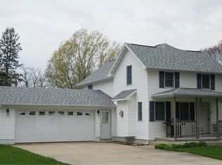 304 4th St, Van Horne, IA 52346