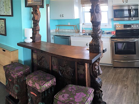 Tiki Bar & Kitchen