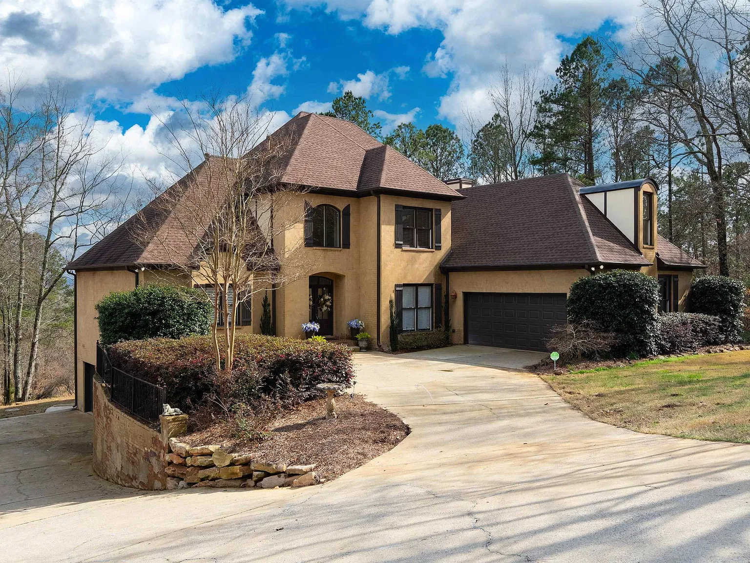 5 bed, 2.0 bath, 4006 sqft, $3,650 — Photo 1