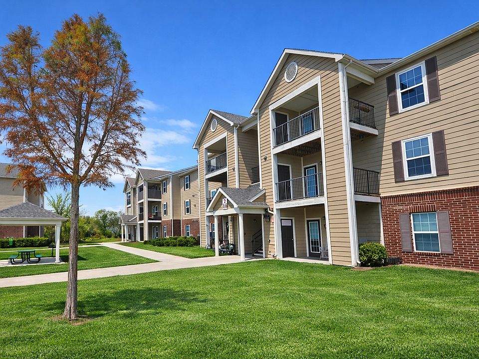 2nd image of 900 N Woodlawn St #111