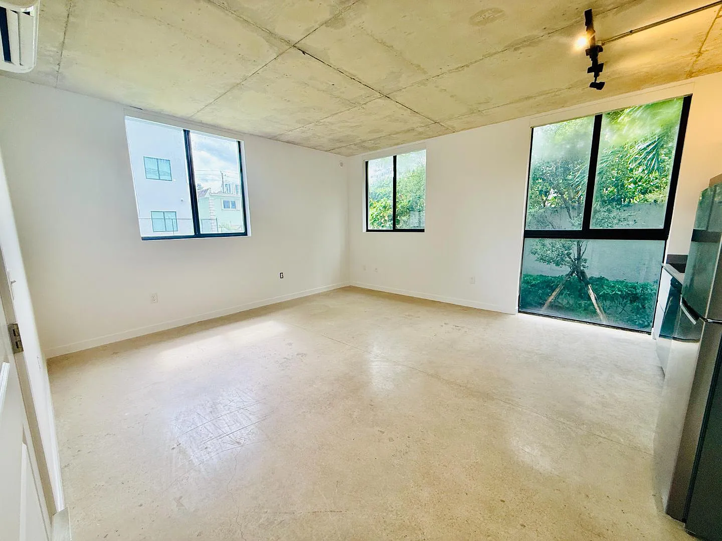 726 NW 3rd St — Photo 2