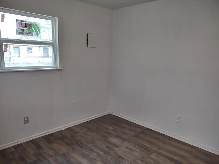 1519 E 10th St — Photo 3