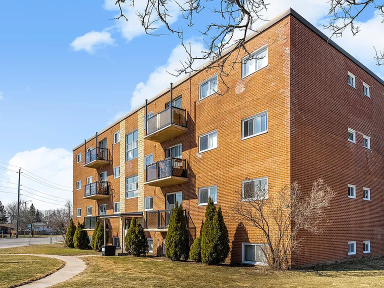 520 Woodlawn Rd E — Photo 10