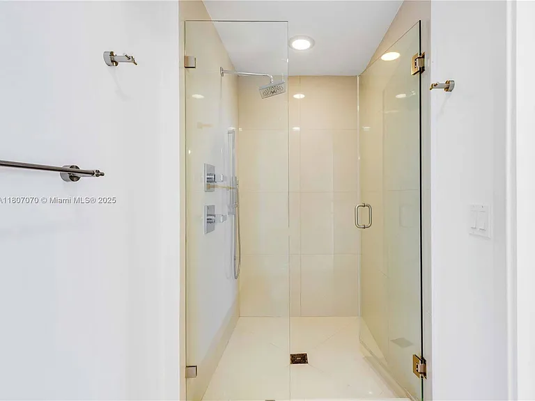 600 NE 27th St #3102 — Photo 25