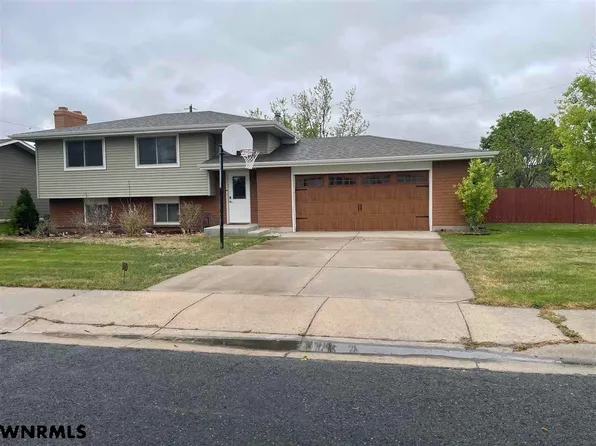 2025 Cheyenne Dr, Scottsbluff, NE 69361