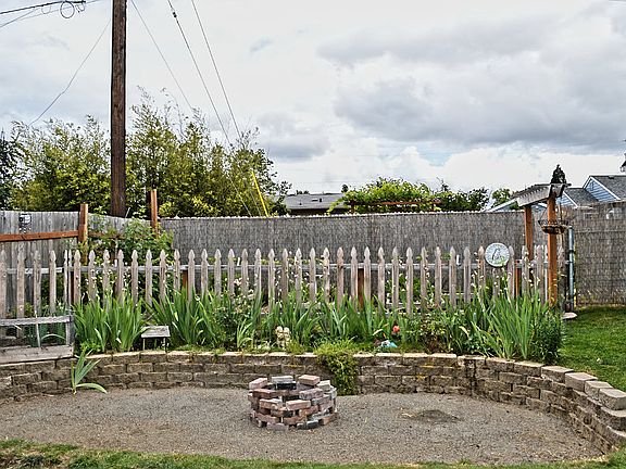 4th image of 1865 NE Prospect St