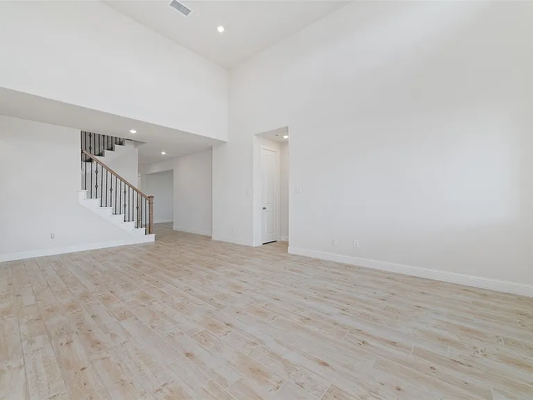 1911 Hickory Grove Ln — Photo 16