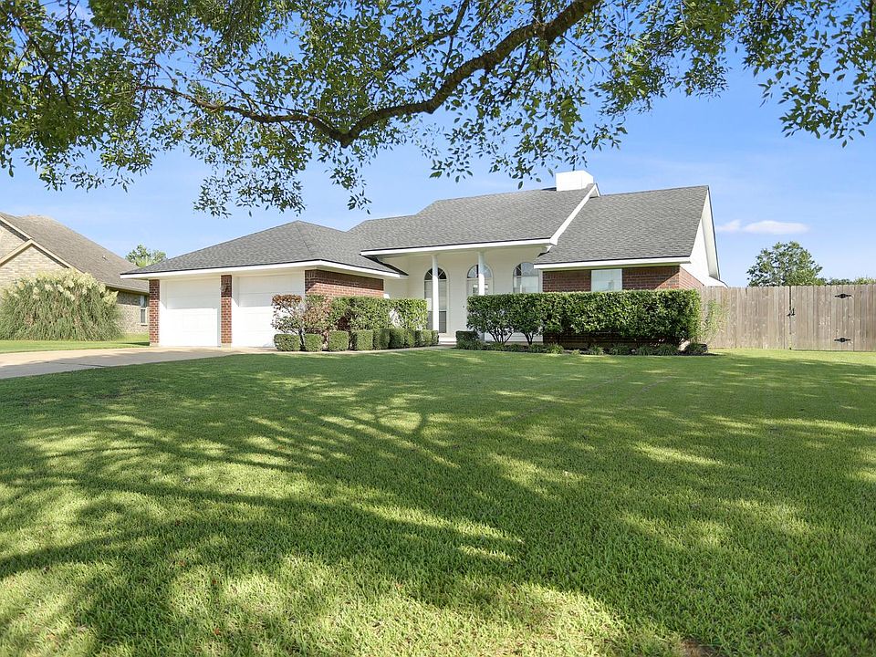 1st image of 107 Oakmont Cir