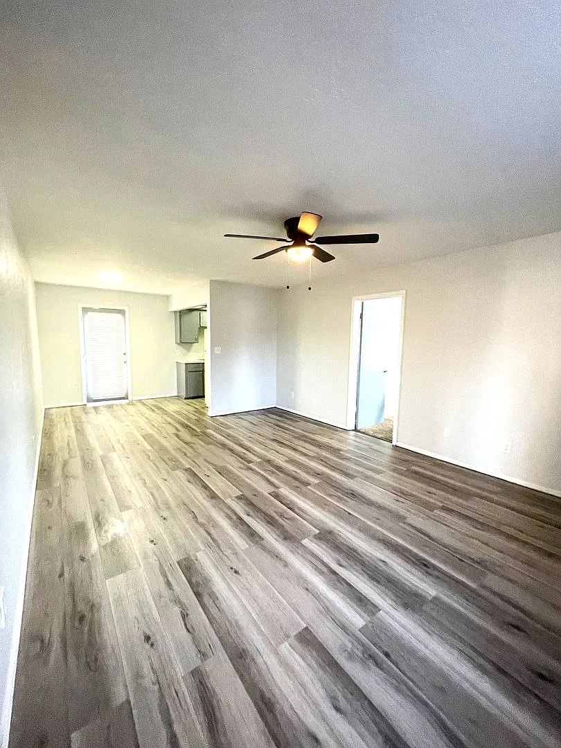 Oversized One Bedroom One Bathroom — Photo 2