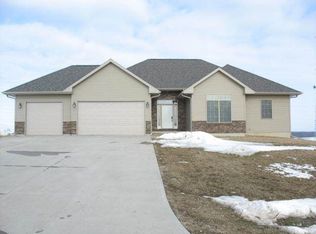 1050 Blue Grass Dr, Riverside, IA 52327