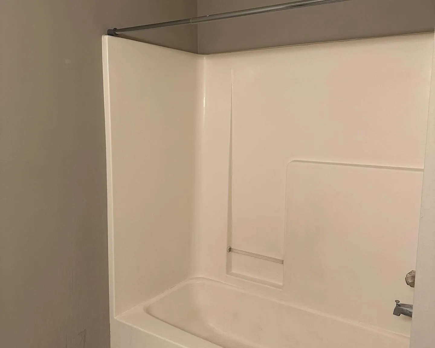 2 bed, 976 sqft, $1,050 — Photo 2