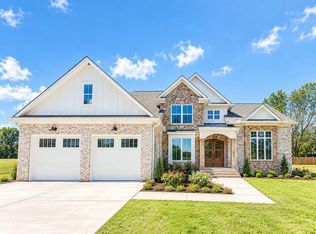 1050 Baylee Cir, Lawrenceburg, TN 38464