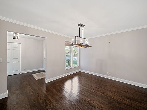 4th image of 701 N Victoria Dr