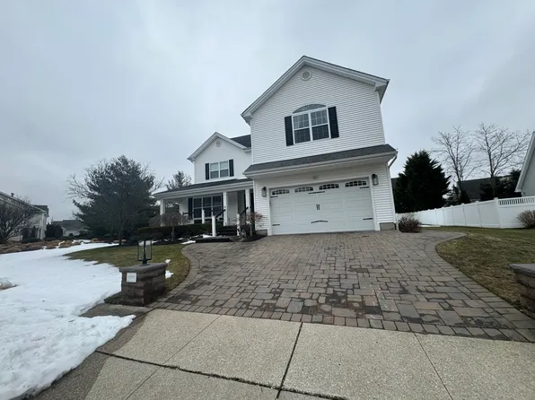 221 Rivendell Ct, Melville, NY 11747