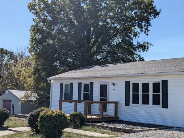 919 S State Route J, Peculiar, MO 64078