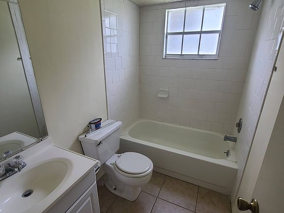 3rd image of 454 Fairways Cir