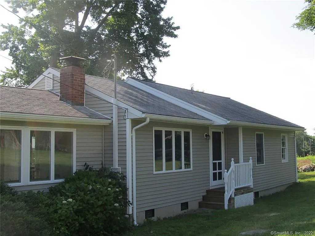 3 bed, 1.0 bath, 1320 sqft, $2,400 — Photo 1