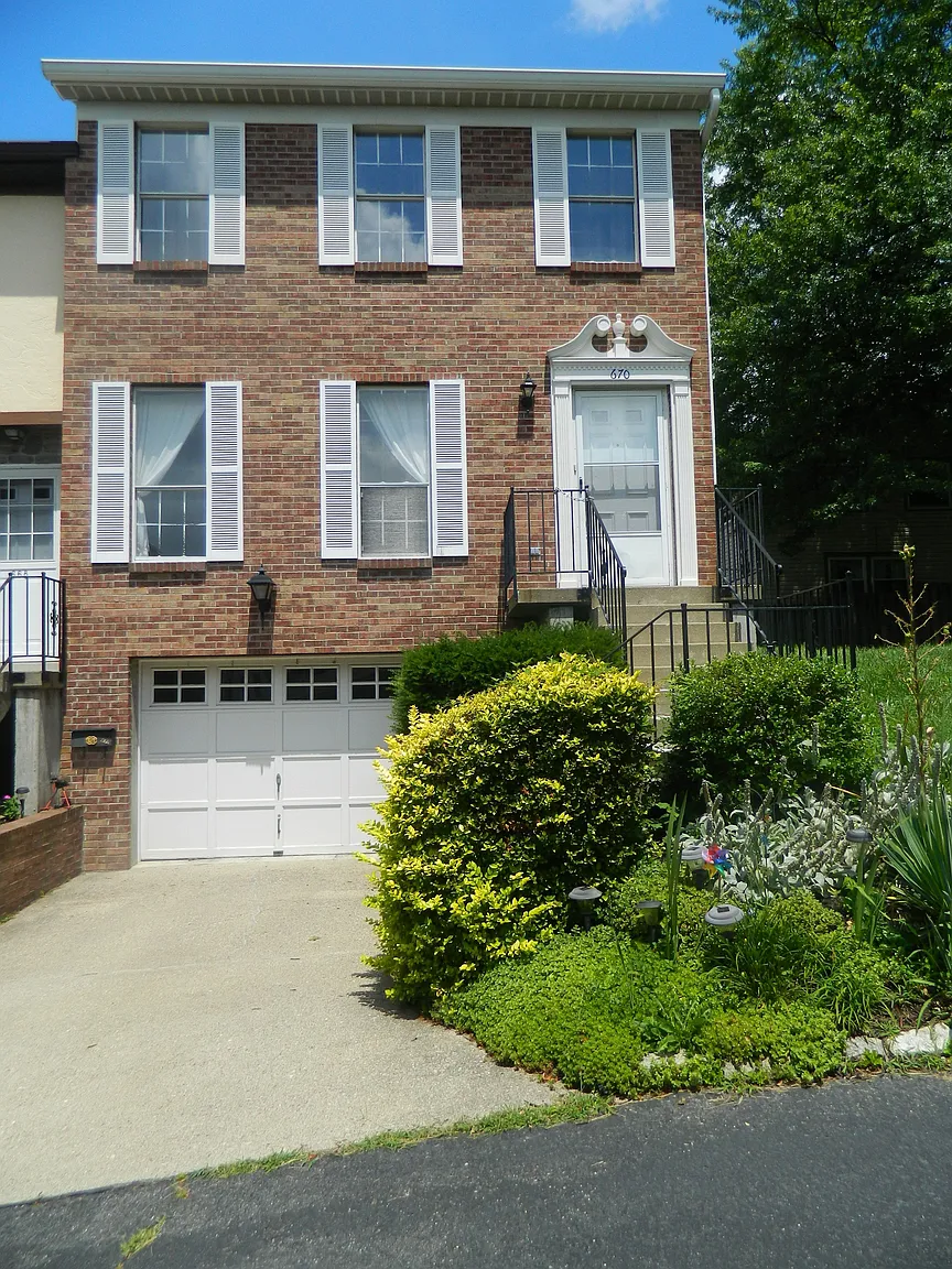 670 S Grand Ave photo 1