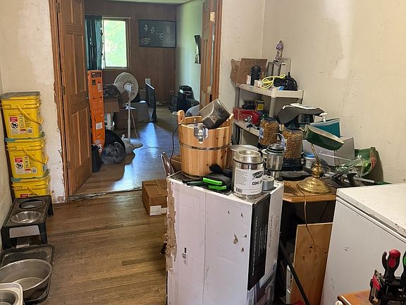 4th image of 15739 Whipple Ave