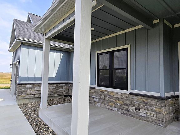 4th image of 608 6th St NE