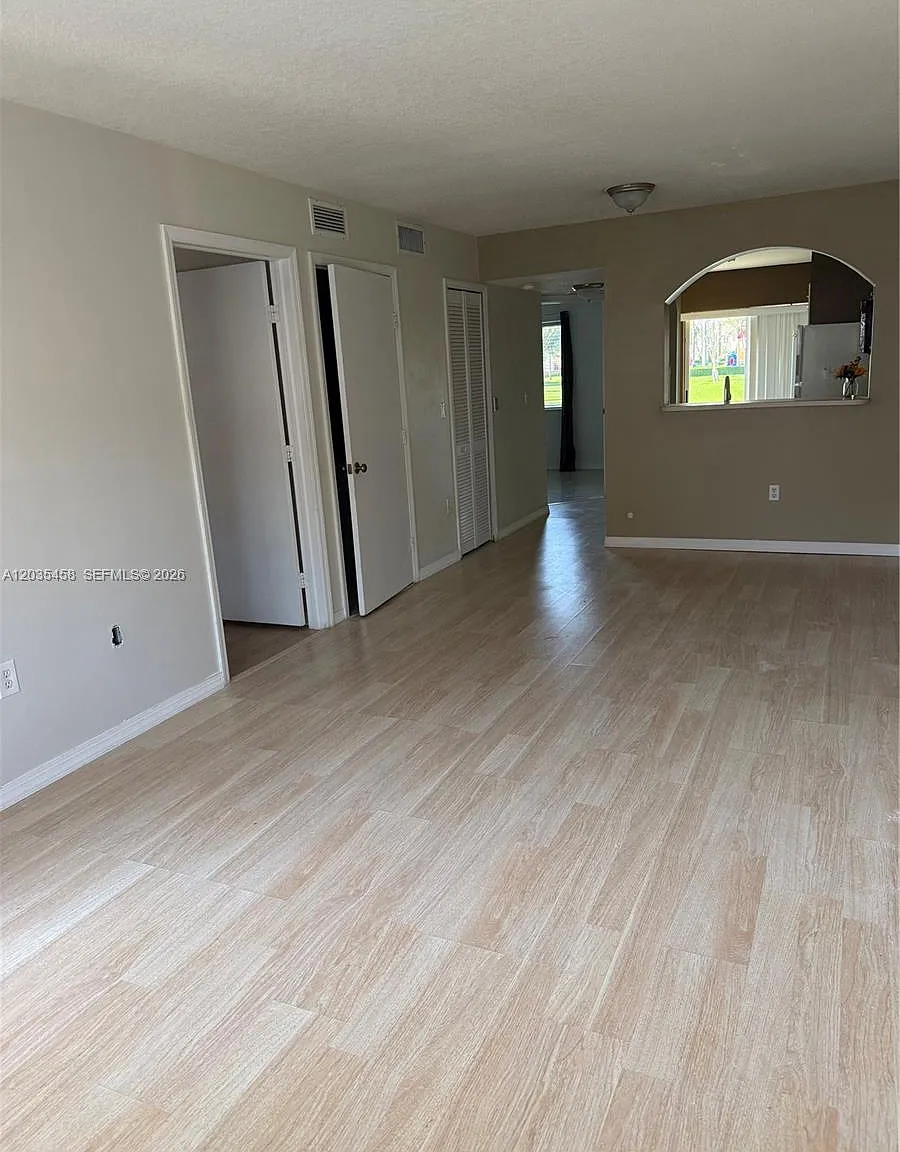 Venetia Gardens Condo — Photo 4