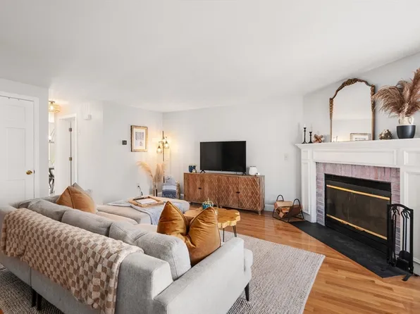 128 Parker St APT 4C, Acton, MA 01720