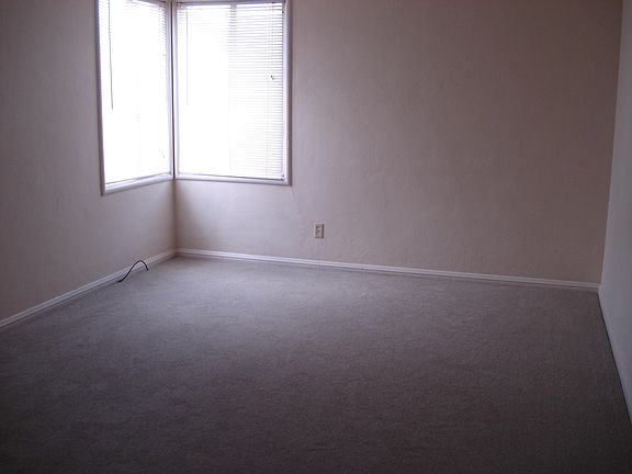 4th image of 5716 Bayview Ave