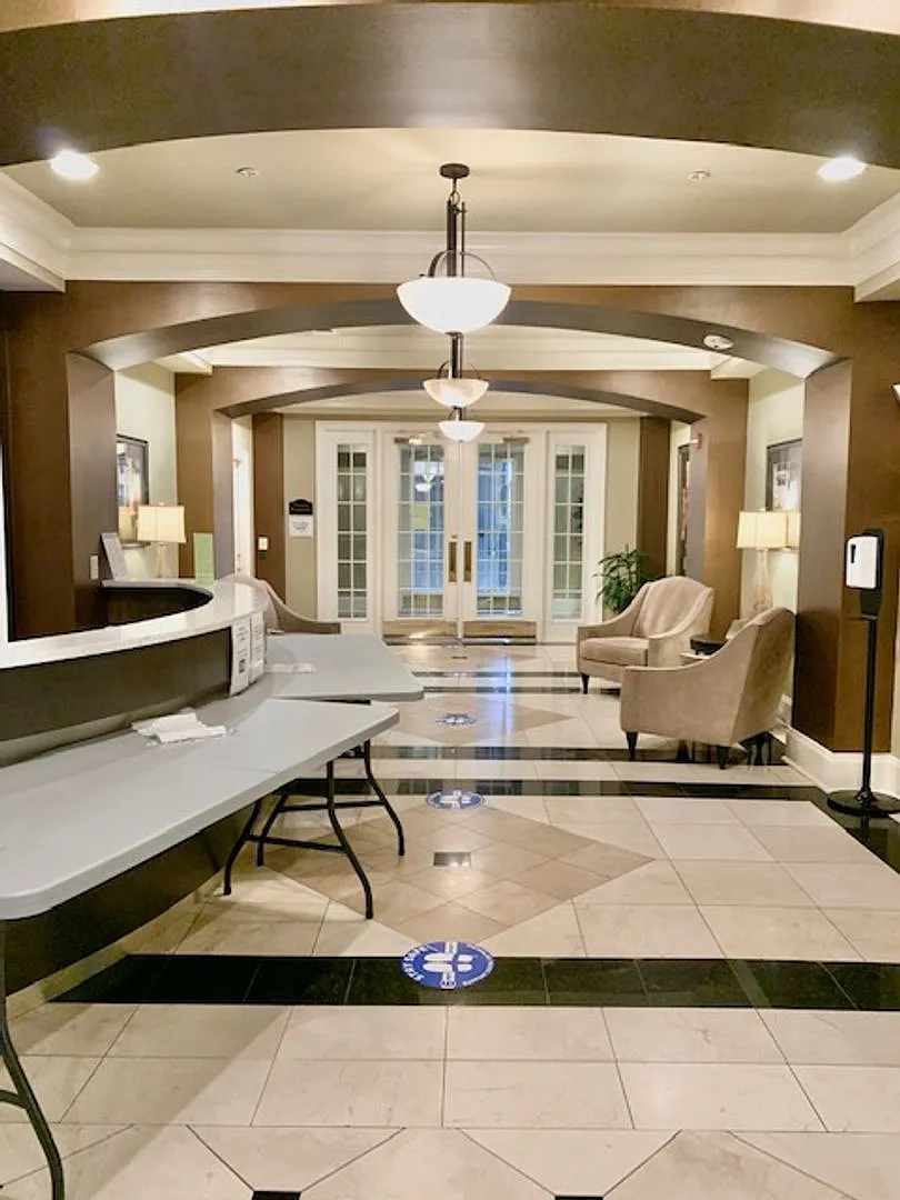 Location, location, location!! 1 BR 1 BA walk to metro and all amenities — Photo 3