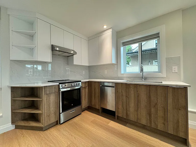 3830 Kootenay St — Photo 5