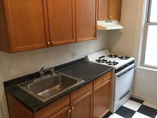 Rented by Metroline Realty | media 29