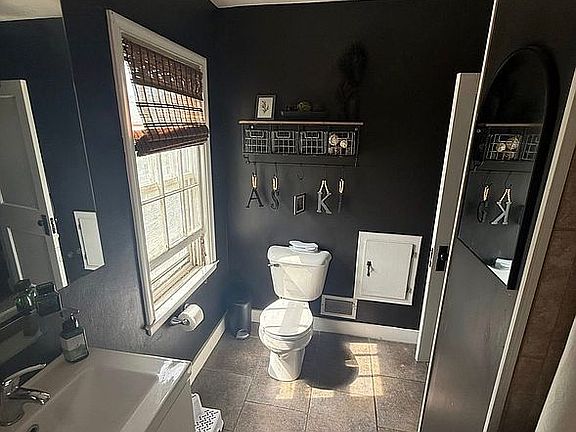 5th image of 606 S Vine St