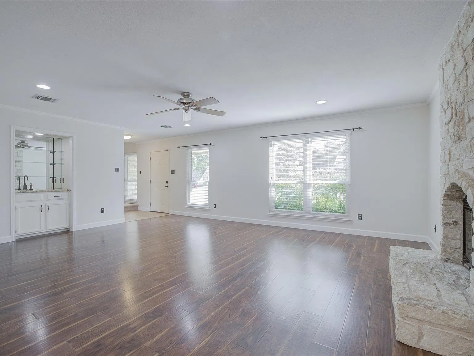 3 bed, 2.5 bath, 2116 sqft, $2,650 — Photo 4