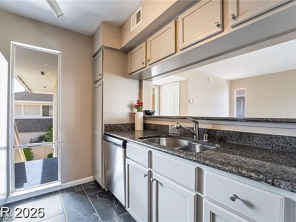 5th image of 778 Oakmont Ave Unit 312