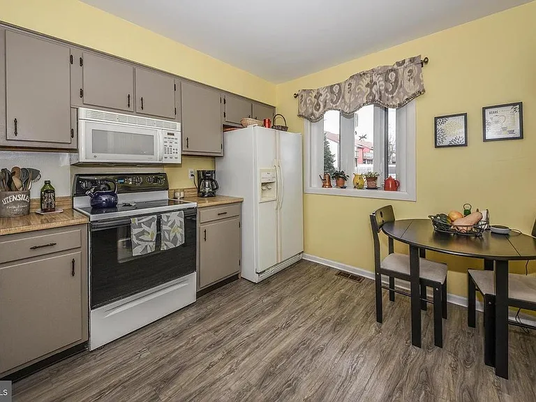 220 Payne Ct — Photo 3