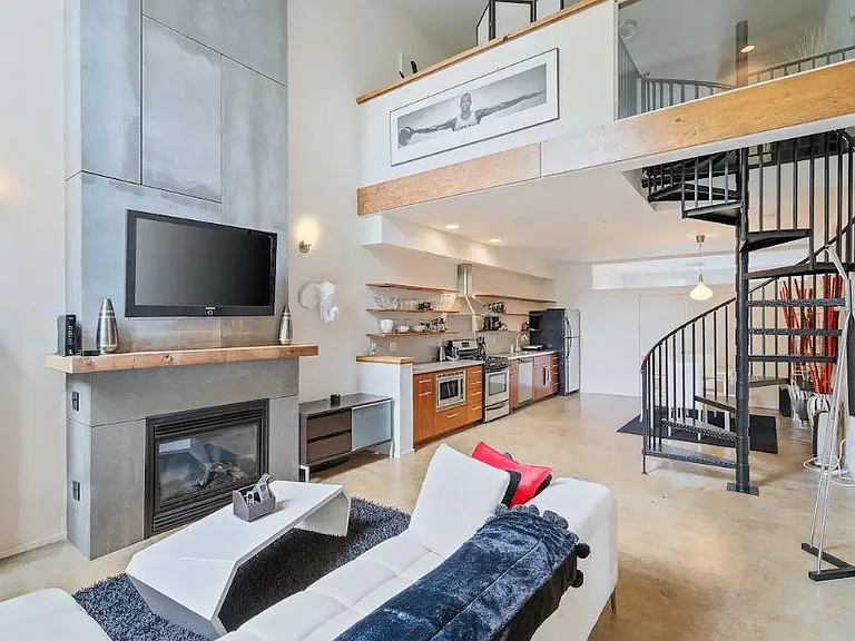 21 NE Wygant St — Photo 1