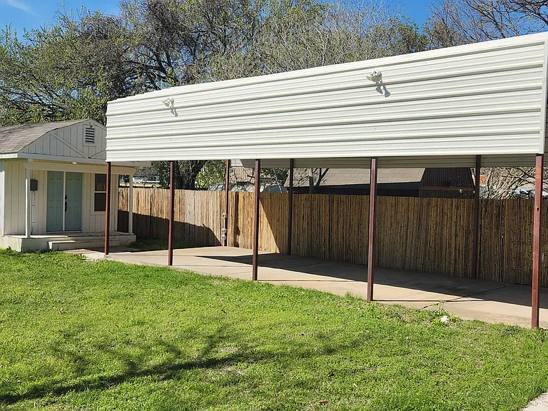 1 bed 1 bath apartment with second drive, covered rv parking.