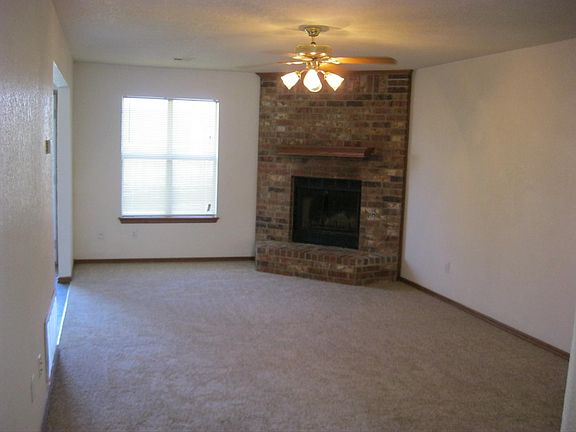 3rd image of 1912 Parkside Dr